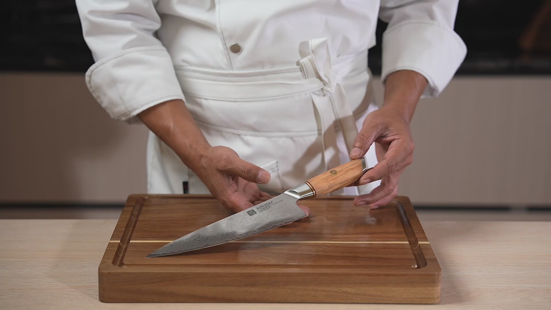 Video laden: Video wie das Messer schneidet